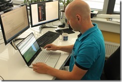 André Krämer schaut sich das Intel Ultrabook mit Windows 8 genauer an IMG_5953